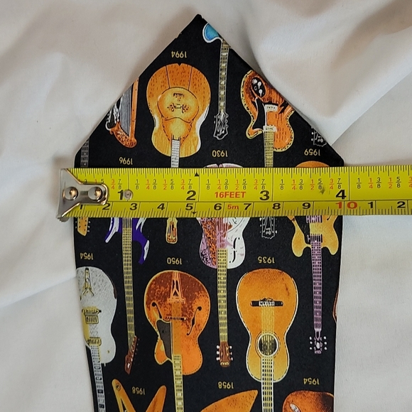 MUSEUM ARTIFACTS Classic Guitars 1910_1996 All Silk 58" - Picture 6 of 6